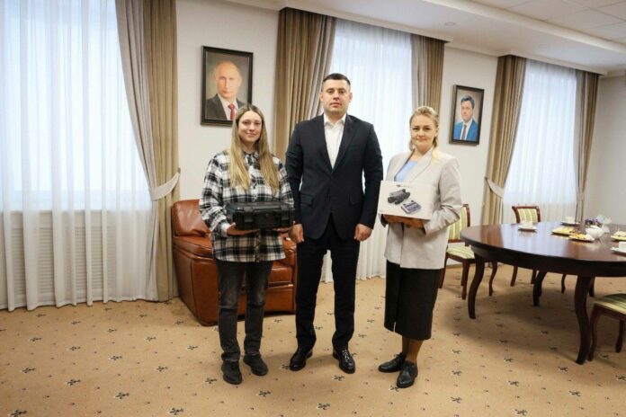 Глава Подольска передал супругам бойцов оборудование для фронта Глава Подольска передал супругам бойцов оборудование для фронта