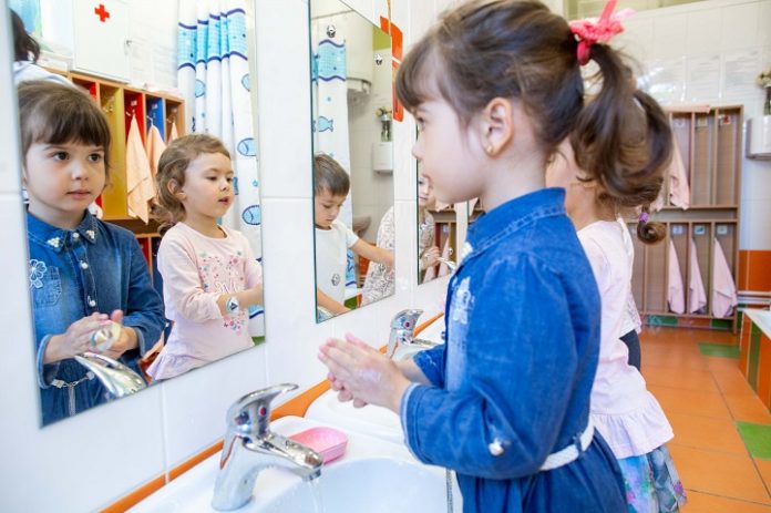 От улыбки хмурый день светлей От улыбки хмурый день светлей