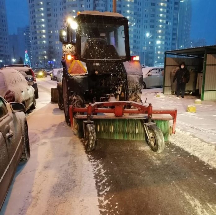 Более 110 единиц техники вышло на очистку дворов и улиц Большого Подольска от снега Более 110 единиц техники вышло на очистку дворов и улиц Большого Подольска от снега