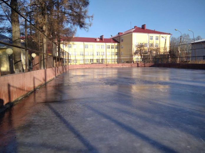 В поселке Дубровицы залили каток на территории лыжной школы олимпийского резерва