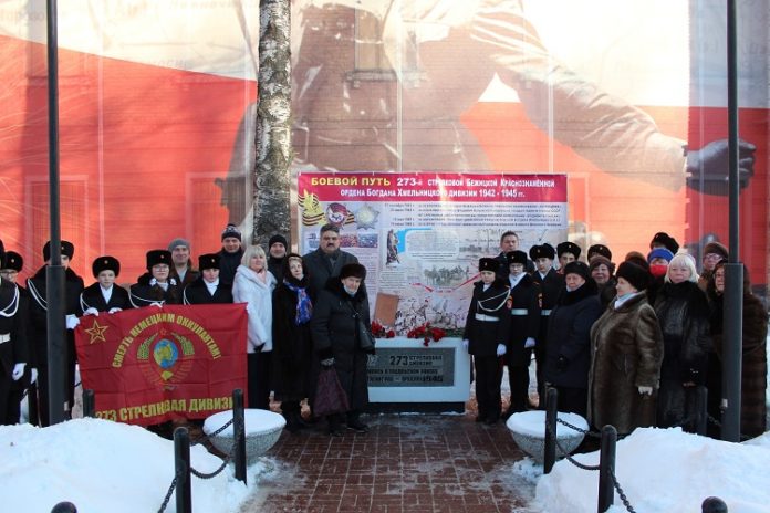 В микрорайоне Климовск возложили цветы к Памятному камню 2 февраля