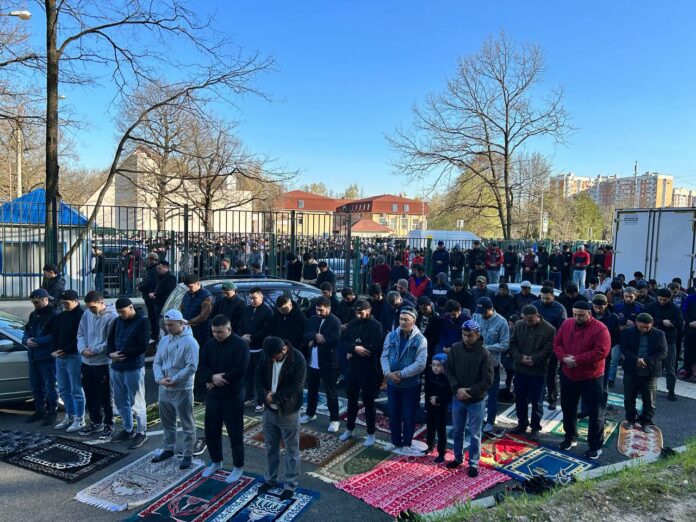 Мусульмане Подольска отмечают праздник Ураза-байрам Мусульмане Подольска отмечают праздник Ураза-байрам