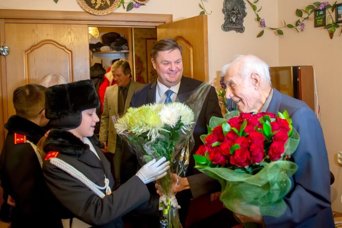 Глава муниципалитета вручил юбилейную медаль ветерану Ивану Николаевичу Фофонову