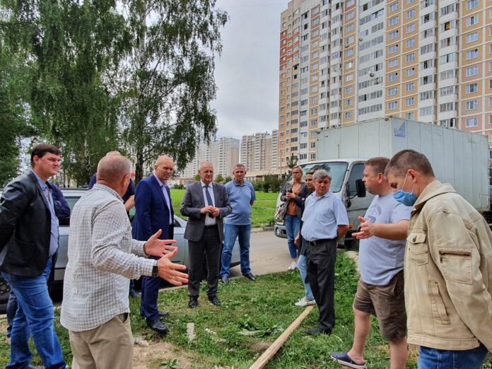 В микрорайоне Кузнечики проверили ход строительства парковочных мест и пешеходных дорожек