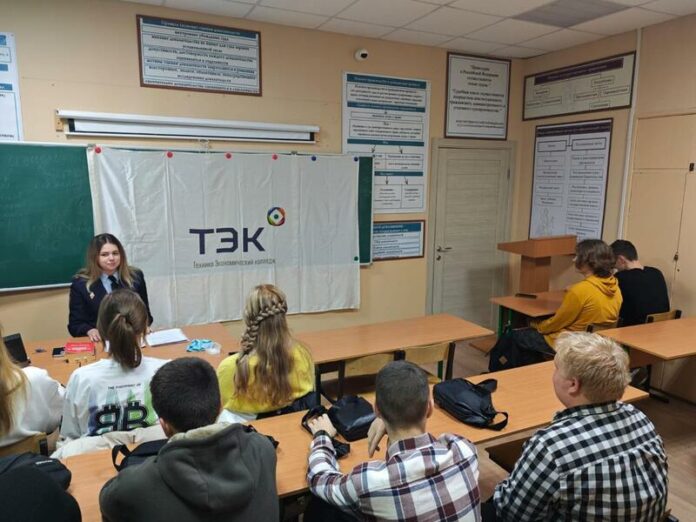 В Подольске полицейские проводят занятия со студентами в рамках акции «Школа молодого юриста» В Подольске полицейские проводят занятия со студентами в рамках акции «Школа молодого юриста»