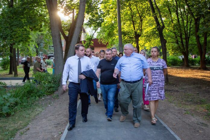 Глава муниципалитета проверил ход благоустройства Южного проезда Глава муниципалитета проверил ход благоустройства Южного проезда