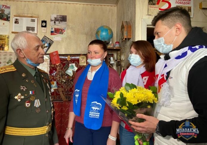 Участники «Молодой гвардии Единой России» Большого Подольска поздравили ветеранов с Днем защитника Отечества