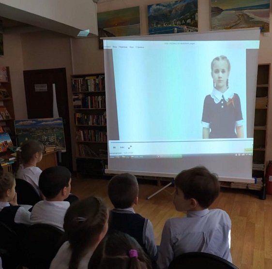 Классный час «Всё обо всём» состоялся в библиотеке № 25 поселка Дубровицы