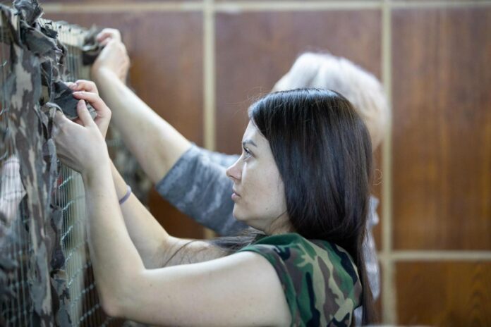 Жители Подольска продолжают плести маскировочные сети для участников СВО  Жители Подольска продолжают плести маскировочные сети для участников СВО