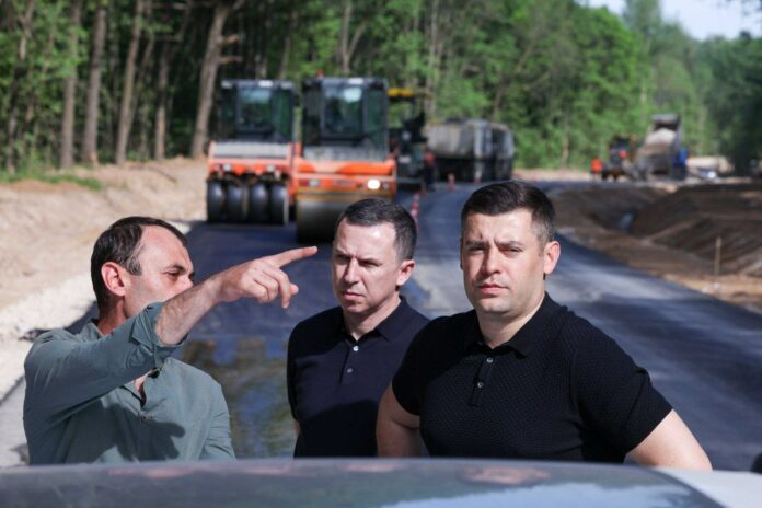 Дорожные работы в Дубровицах и Климовске проконтролировал глава Подольска Дорожные работы в Дубровицах и Климовске проконтролировал глава Подольска