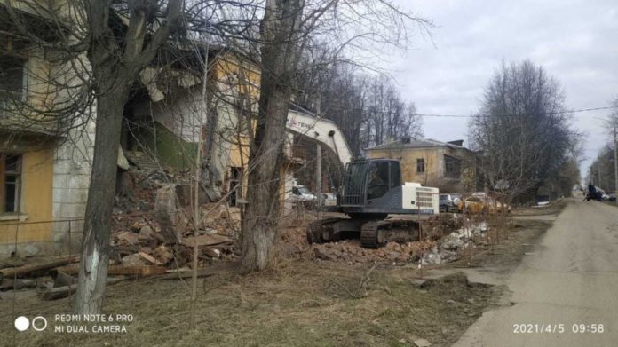 Начался снос расселенных домов в микрорайоне Львовский Начался снос расселенных домов в микрорайоне Львовский