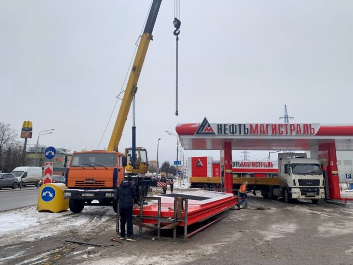 Работы по переносу рекламной стелы АЗС «НефтьМагистраль» стартовали на климовском участке старого Симферопольского шоссе