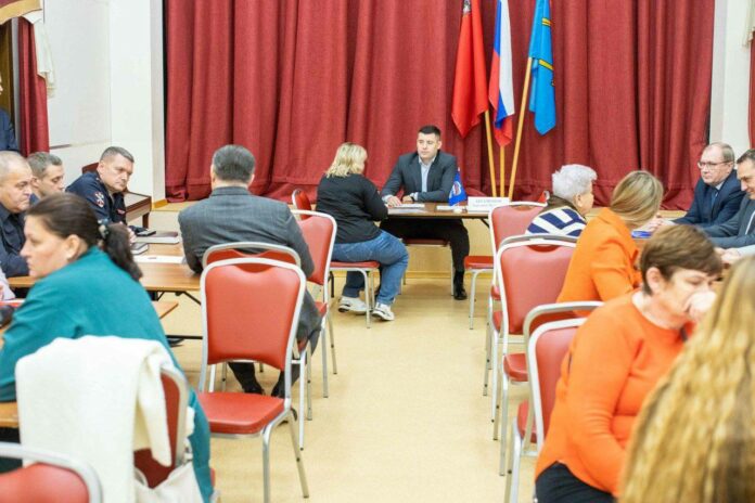 Григорий Артамонов в составе выездной администрации посетил поселок Железнодорожный Григорий Артамонов в составе выездной администрации посетил поселок Железнодорожный