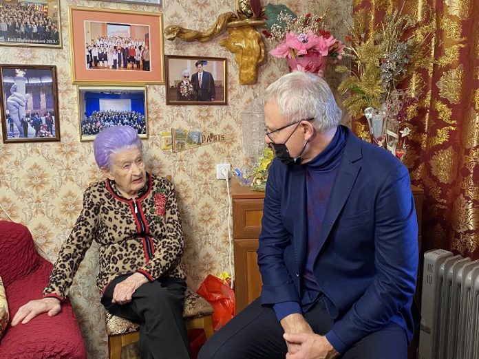 Вячеслав Фетисов побывал в гостях у участницы Сталинградской битвы Марии Рохлиной 2 февраля