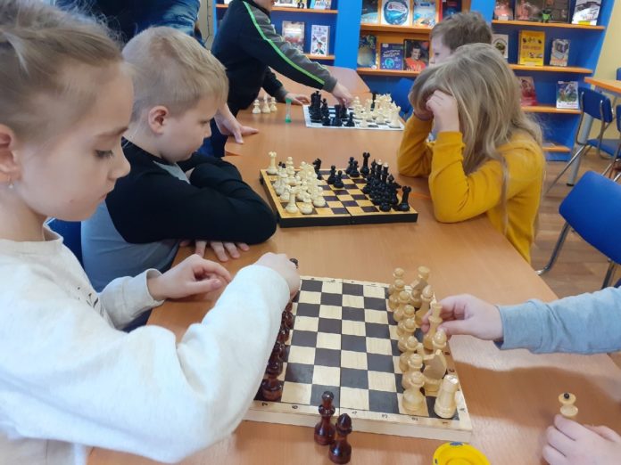 Детская библиотека №11 приглашает юных подольчан на занятия шахматами.