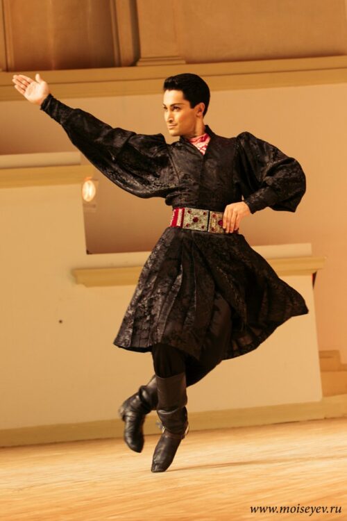 Мастер-класс с заслуженным артистом Российской Федерации и республики Калмыкия Рамилем Мехдиевым прошел в ДК...