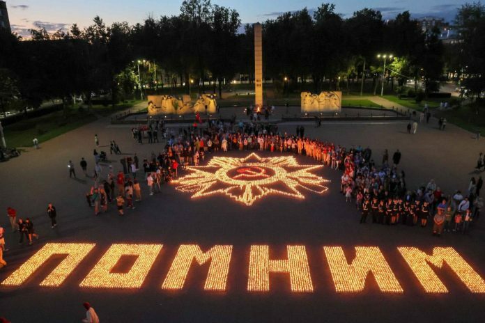 Более 11 тысяч свечей зажглись на площади Славы в Подольске Более 11 тысяч свечей зажглись на площади Славы в Подольске
