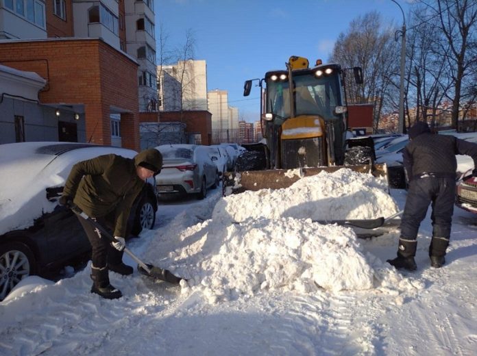 За сутки дорожные и коммунальные службы в усиленном режиме устраняли последствия снегопада