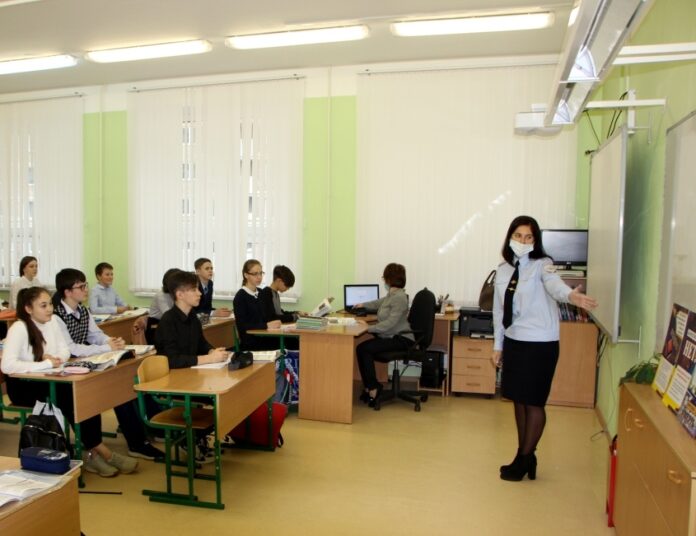 Стражи порядка провели беседу с учениками школ в рамках акции «Жизнь без наркотиков» Стражи порядка провели беседу с учениками школ в рамках акции «Жизнь без наркотиков»