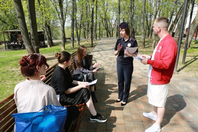 Подмосковные полицейские провели профилактическую акцию «Безопасная мобильность» в одном из парков Подольска Подмосковные полицейские провели профилактическую акцию «Безопасная мобильность» в одном из парков Подольска