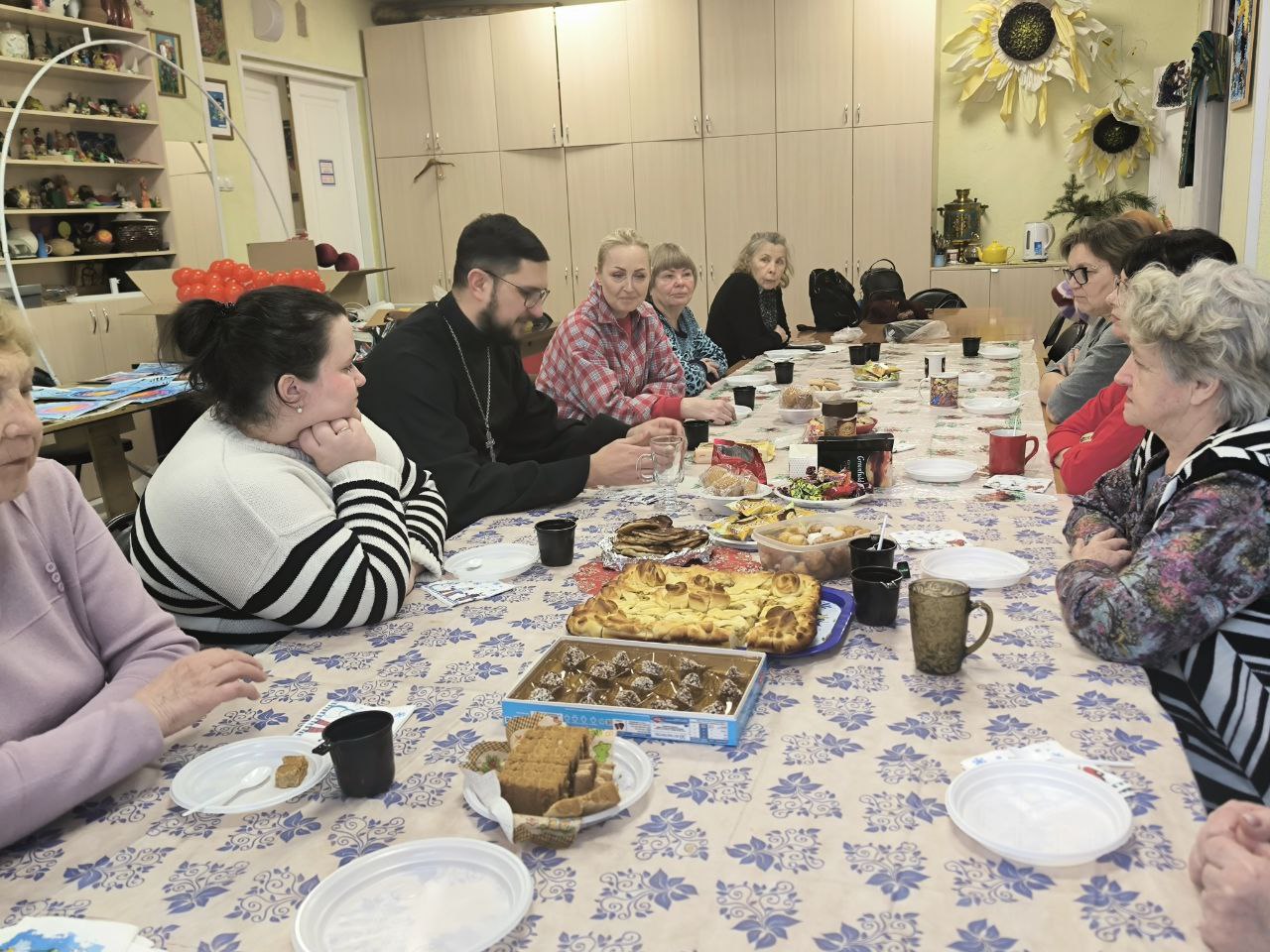 На чаепитии с батюшкой обсудили традиции и Масленицу