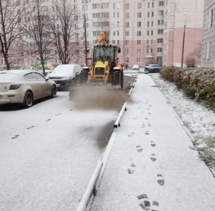 Уборку дворовых территорий от снега осуществляют более 550 дворников и 90 единиц техники в...