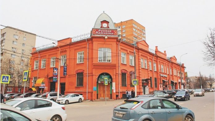 Дом без имени, или красный универмаг с часами