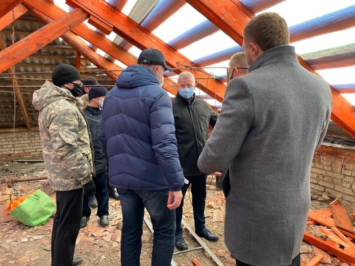 Ход капитального ремонта кровли крыши проверили на улице Бородинская