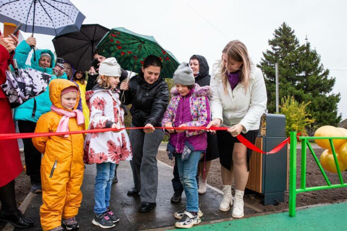 В Агафонове и Холопове торжественно открыли детские площадки