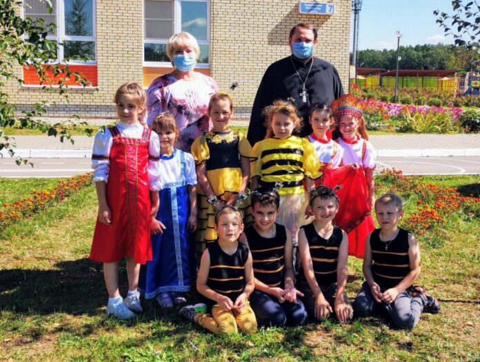 Настоятель Никольского храма совершил визит в подольский детский сад №45 «Колосок»