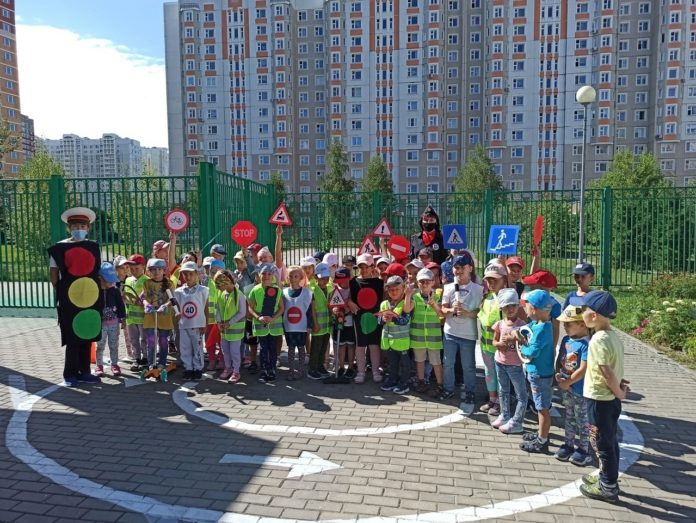 Праздник посвященный Дню светофора провели сотрудники подольской Госавтоинспекции для воспитанников детского сада № 19 Праздник посвященный Дню светофора провели сотрудники подольской Госавтоинспекции для воспитанников детского сада № 19