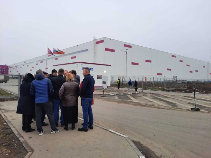 Вопрос парковки автотранспортных средств обсудили жители микрорайона Лаговский с представителями ООО «Вайлдберриз»