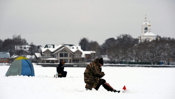 Подольским рыбакам напомнят об опасности выхода на тонкий лед