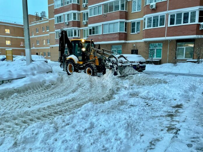 К уборке дворов от снега в Большом Подольске привлекают дополнительную технику К уборке дворов от снега в Большом Подольске привлекают дополнительную технику