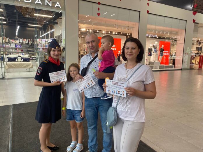 Госавтоинспекция проводит информационно-разъяснительную работу с посетителями торгового центра Госавтоинспекция проводит информационно-разъяснительную работу с посетителями торгового центра