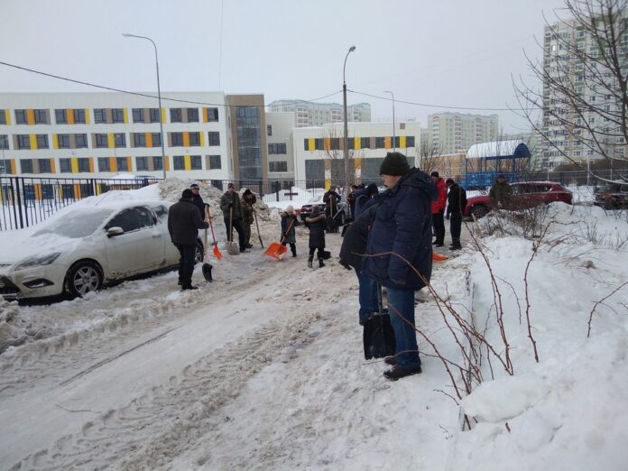 Состоялась встреча жителей дома № 38 по улице Академика Доллежаля с представителями управляющей компании