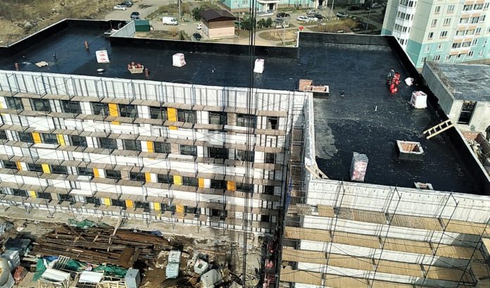 Крупный образовательный центр на 1100 мест в Подольске больше чем на половину