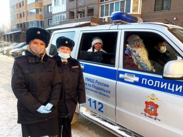 Полицейский Дед Мороз пришел в гости к детям, оказавшимся в сложной жизненной ситуации в...