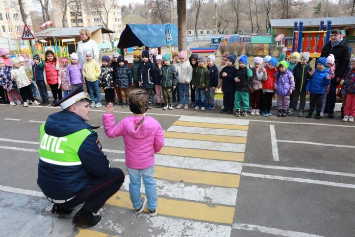 В Подольске Госавтоинспекторы рассказали дошкольникам о правилах безопасного поведения на улице В Подольске Госавтоинспекторы рассказали дошкольникам о правилах безопасного поведения на улице
