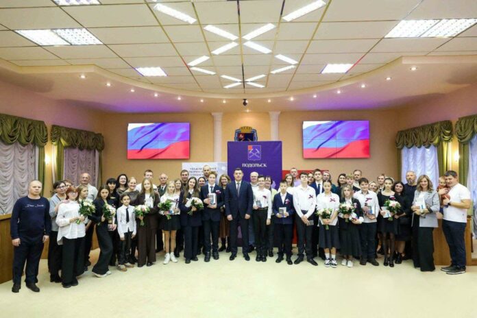 В преддверии Дня народного единства юные жители Подольска получили паспорта В преддверии Дня народного единства юные жители Подольска получили паспорта