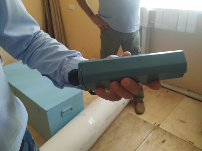 Универсальный радиомодем для информации по подаче и расходу воды установлен в подвале дома на...