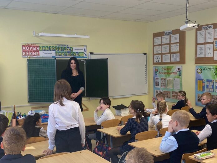 В школе № 18 имени Подольских курсантов родители рассказали о своих профессиях детям В школе № 18 имени Подольских курсантов родители рассказали о своих профессиях детям