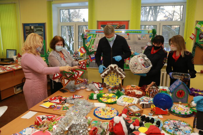 Муниципальный конкурс “ПДД соблюдай, елку новогоднюю украшай” прошел в Подольске
