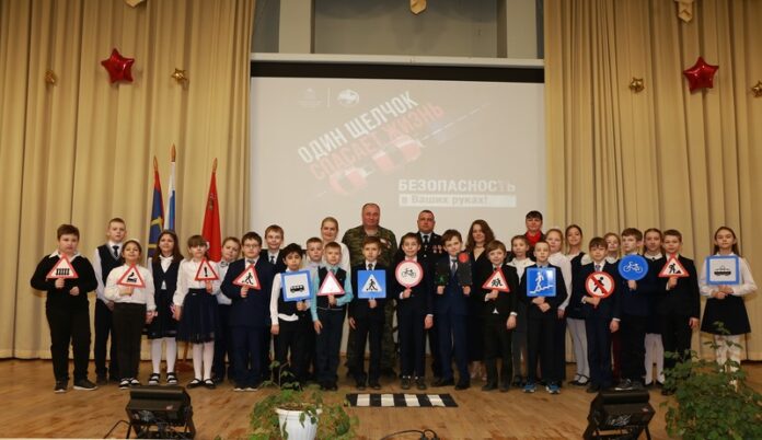 В Подольске полицейские и ветераны провели открытый урок для школьников В Подольске полицейские и ветераны провели открытый урок для школьников