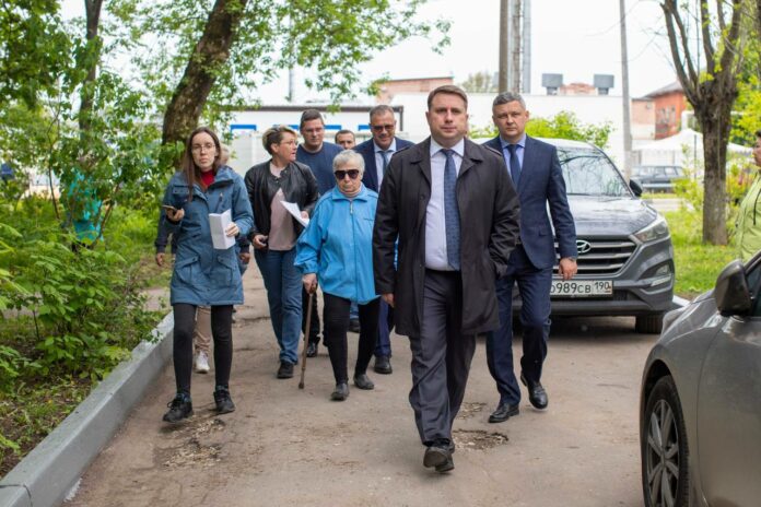 Руководитель муниципалитета проконтролировал ремонт подъездов на ул. Пионерской, 6 Руководитель муниципалитета проконтролировал ремонт подъездов на ул. Пионерской, 6