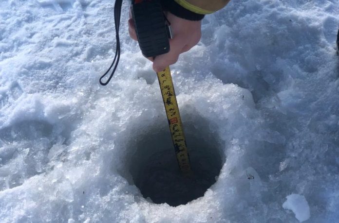 Толщина льда на реке Пахре 8 марта