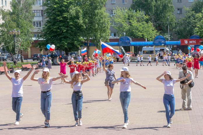 Флешмоб ко Дню России провели в микрорайоне Климовск 11 июня Флешмоб ко Дню России провели в микрорайоне Климовск 11 июня