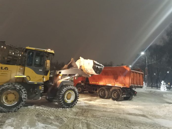 Около 200 кубических метров снега вывезли минувшей ночью с муниципальных дорог Около 200 кубических метров снега вывезли минувшей ночью с муниципальных дорог