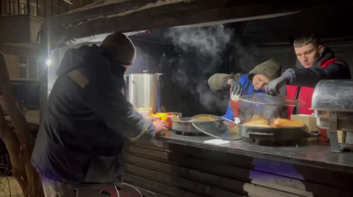 Горячее питание можно бесплатно получить в фудтраках