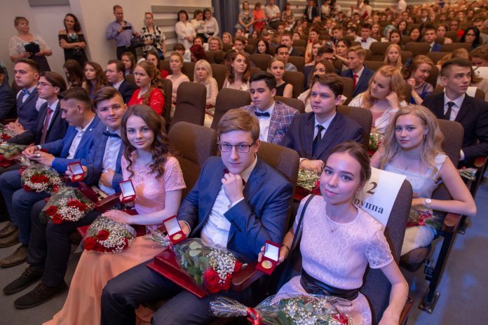 23 подольских выпускника сдали ЕГЭ на 100 баллов